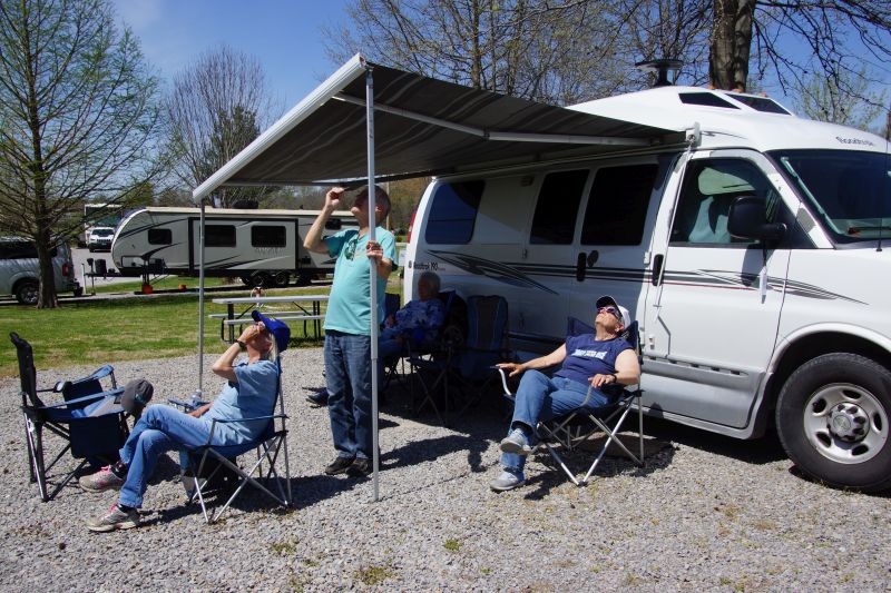 Roadtrekkers watching the eclipse